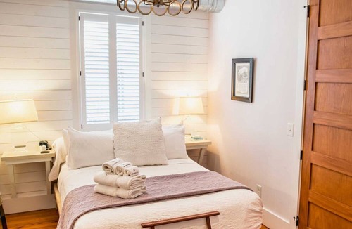 Cannonborough Elliotborough Apartment | 3BR Sleeps 6 | Dual Porches, Parking & BBQ | Walk to King St | Charleston
