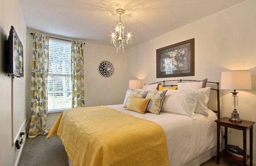 Metropolitan Apartment | Fountain View Cottage, Beautiful Savannah Home