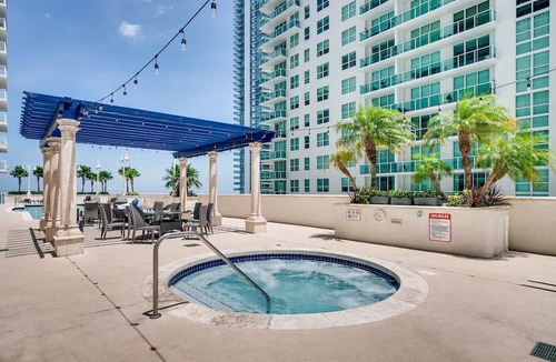 Brickell Condo | FREE Parking 2 King Beds Brickell 1BR Pool Gym