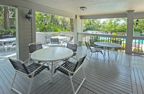Palmetto Dunes Condo | 5 Star Resort New king adjustable mattress, beautiful pool enclosed courtyard