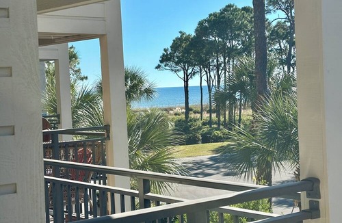 Hilton Head Island Condo | Sandy Feet Retreat-New Shower-Bikes Incl-Oceanview