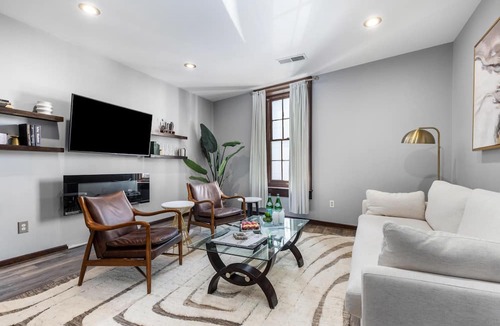 Downtown Charleston Apartment | Walk Everywhere! Near Marion Square & King Street's Best Restaurants + Shops