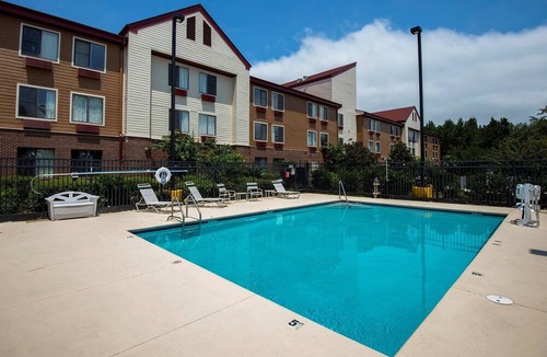 Pooler Hotel | Double Full Beds | Steps to Children's Museum | Free Parking & Pool Access