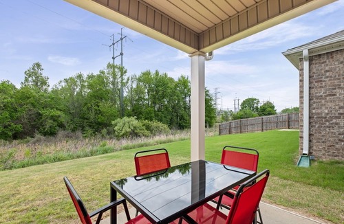 Southaven House | Memphis-Inspired 4BR Home w/Fireplace+Fast Wi-Fi+Close to all major attractions