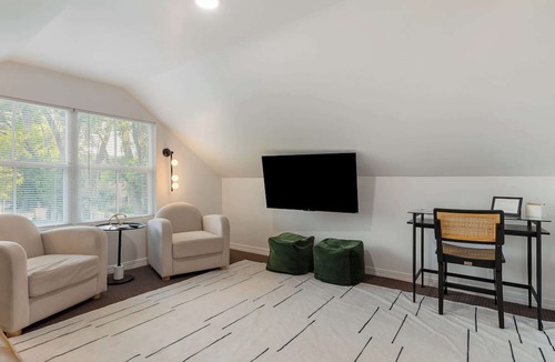 The Old Commons Apartment | Downtown Modern Apartment w. Kitchenette