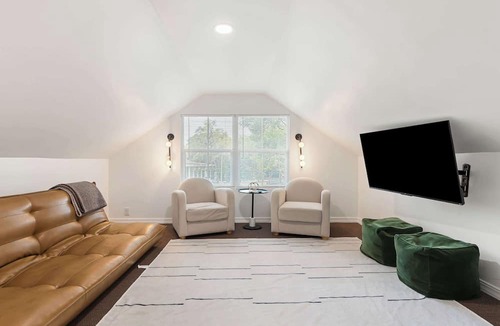The Old Commons Apartment | Downtown Modern Apartment w. Kitchenette