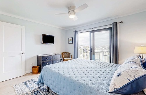Edisto Island Condo | Inviting waterfront condo with marsh view, shared pool, balcony & central AC