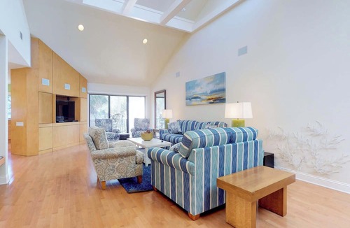 Beach Lagoon Condo | Cozy Hilton Head townhome with shared pools within a short distance of beaches