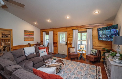 Heber Springs Cabin | Riverfront Little Red Trout Cabin, Hot Tub & Views