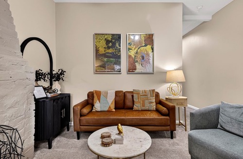 Metropolitan Condo | Row Home in Victorian District w/Parking + Pet-friendly by Lucky Savannah