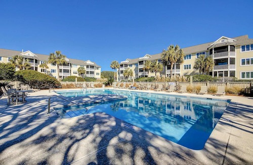 Isle of Palms Condo | 1st-floor condo with beach access, patio, & outdoor pool - snowbirds welcome
