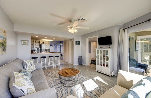 Isle of Palms Condo | 1st-floor condo with beach access, patio, & outdoor pool - snowbirds welcome