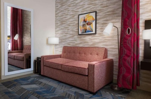 North Charleston Hotel | King Bed Studio: Kitchenette, Gym & Free Breakfast | 3 mi to Charleston Airport