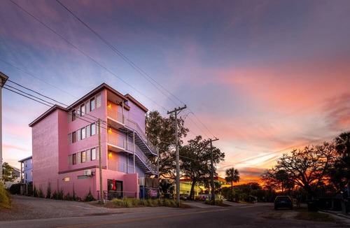 Folly Beach Hotel | Boutique Vera Hotel Room 100: King Room in the Heart of Folly Beach ADA