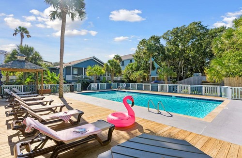 Folly Beach Hotel | Folliday Inn- The Aquarama- Room 33, Large Pool, 1 Pet w/fee