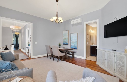Metropolitan Apartment | Cozy Three-Bed Apartment Steps to Thomas Square