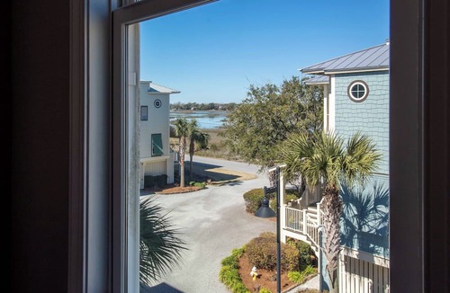 Charleston Condo | Coastal retreat short ride to the beach
