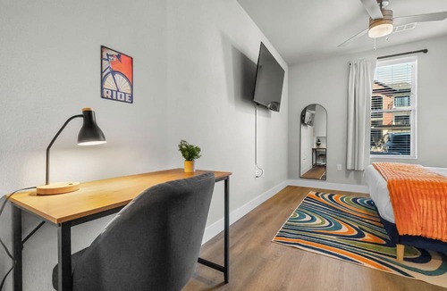Rogers Apartment | Bike-inspired 1BR with king bed, pool & near OZ Trails