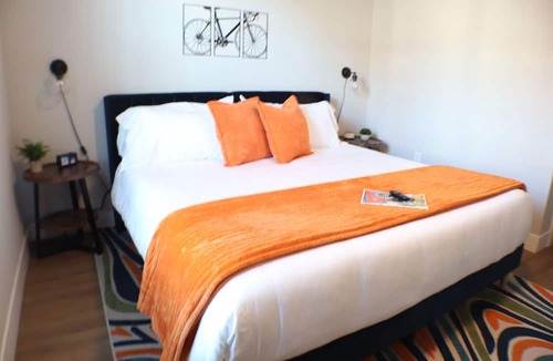 Rogers Apartment | Bike-inspired 1BR with king bed, pool & near OZ Trails