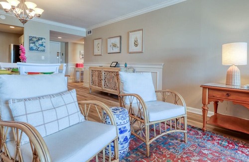 Harbour Town Condo | MyStay at 1027 Caravel Ct. - Iconic Harbour Town Lighthouse View & Pool Access!