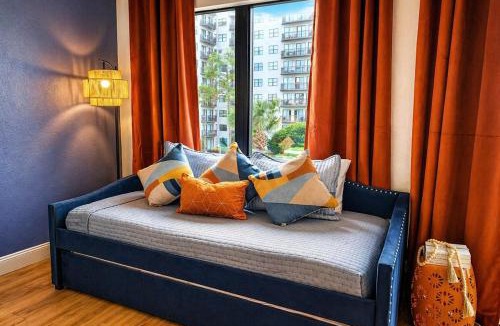 Florida Center Apartment | Epic Area Studio Lake View Pool Free Parking