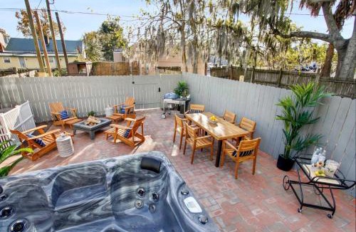 Savannah Victorian District House | Savannah 5BR Retreat Hot Tub Near Forsyth