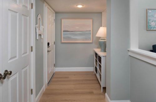 South Beach Villa | 2BR Bluff Villa w Balcony Walk to Salty Dog