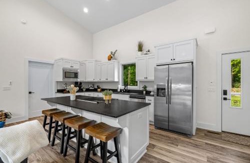 Bella Vista Ski Chalet | Dirt Merchant Chalet Trail Access Hot Tub on Back 40 Trail