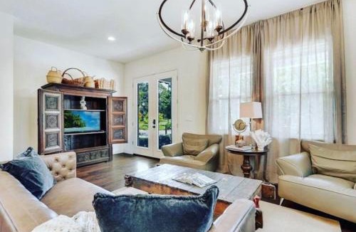 Gillespie Park House | Beach Downtown-Family & Pet Friendly-Balcony & Garage-10 Acre Park with Pickleball, Tennis & Basketball-Lido Beach-Opera-Symphony-St Armands Circle
