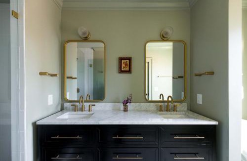 Harleston Village Bed & Breakfast | The Nicholas Veranda King Suite - Walk to King
