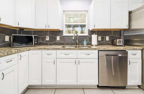 Bella Vista House | Sunlit Renovated Home, BBQ, Porch & Trails Nearby