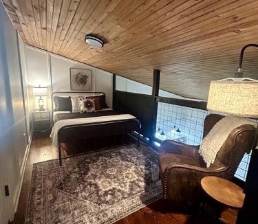 Gentry House | Tranquil Wooded Cabin Retreat with Private Hot Tub & Fire Pit Near Gentry, Arkansas