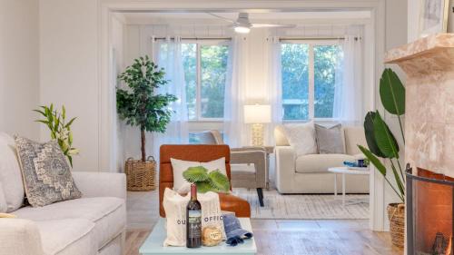 Twin Oaks House | 52 Twin Oaks - Conch Cottage by AvantStay