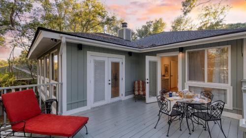 Twin Oaks House | 52 Twin Oaks - Conch Cottage by AvantStay