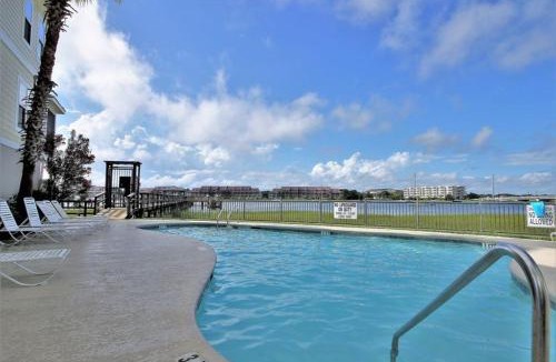 Waters Edge House | 83 WATERS EDGE COMFY COOL POOL