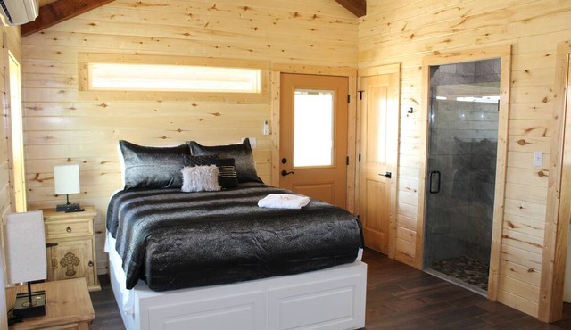 1BR, 1Bath Stone Cabin with Hot Tub and Spectacular View