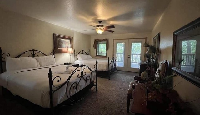 Lake view three bedroom, three bath cottage with private hot tub overlooking Lake Ouachita. by RedAwning