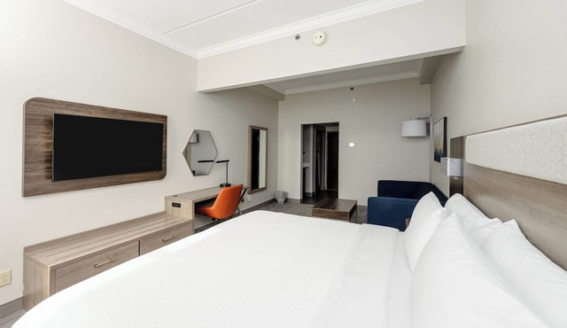 Holiday Inn Express & Suites Charleston - Northwoods by IHG