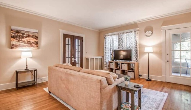 Beautiful Brick Patio, Top Unit- Bluemoon Bungalow in Memphis