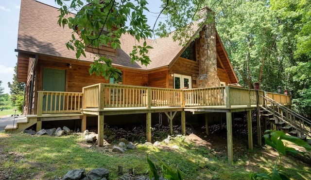3 Bedroom 3 Bathroom Cabin on Little Red River w/Private Dock!