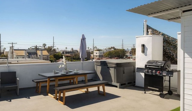 Bright 5 bdroom 3 bath w/Rooftop Deck by the Beach