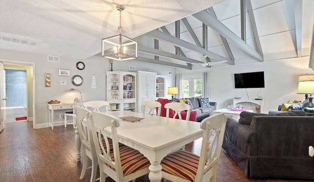 Pet Friendly -Patio overlooking Lagoon -Near Beach
