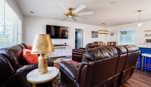 Port Of The Royal - 2 Minutes from Parris Island, 5 Minute WALK to Restaurants.