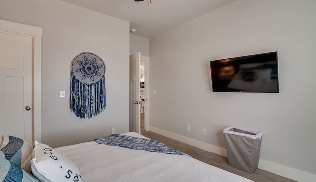 The Madison: 2 King Beds - TVs in BRs - Pool & Gym - WiFi - Washer & Dryer