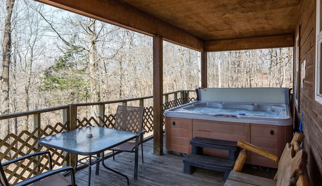 Cozy Secluded Cabin with a Hot Tub