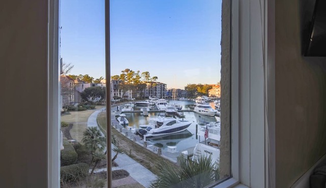 Spectacular Studio in the Heart of Harbour Town overlooking Harbour & Lighthouse. Dine, Shop, Relax.