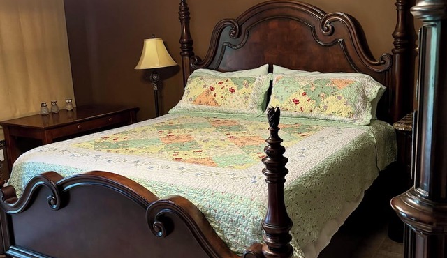 Hunting lodge adjacent to Home on Historic Register on 2 private acres with pond in Natchez