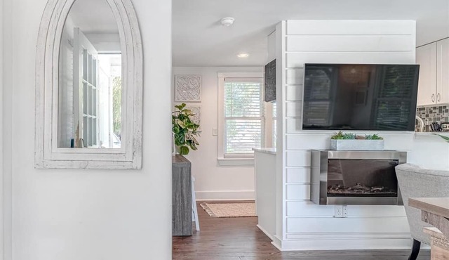 Charming 1950s Beach Cottage Apt A