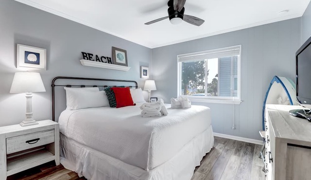 Modern Condo, Pool, Close to Beach, Restaurants & Shops - 101A Oceanside