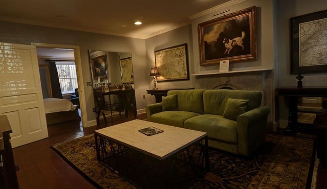 E Jones St Luxury Garden Apartment-Dog Friendly!